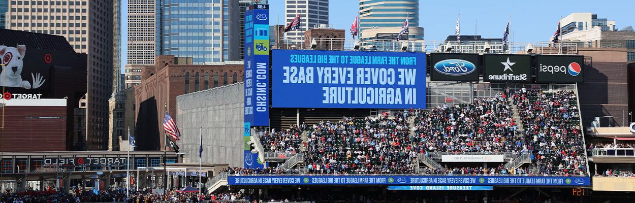 明尼苏达双城队比赛的大屏幕上有CHS的数字横幅